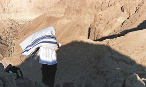 praying_at_masada