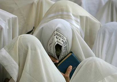praying at the kotel