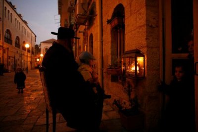 family-chanukah-mea-shearim