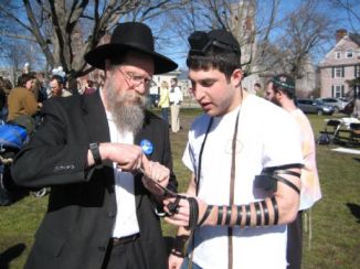 helping-with-tefillin